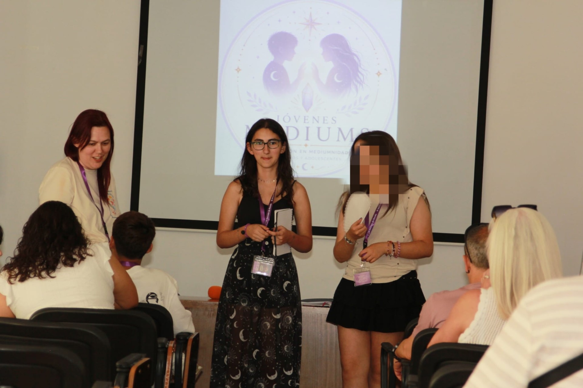 Daniela Davis (Mini Arkana) durante su ponencia en Jóvenes Médiums